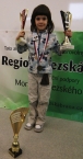 Vítězná Viktorka Buchotvá s medaili, dvěma osobními poháry a pohárem vítězné školy