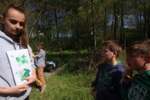 Na stanovišti při poznávání stromů